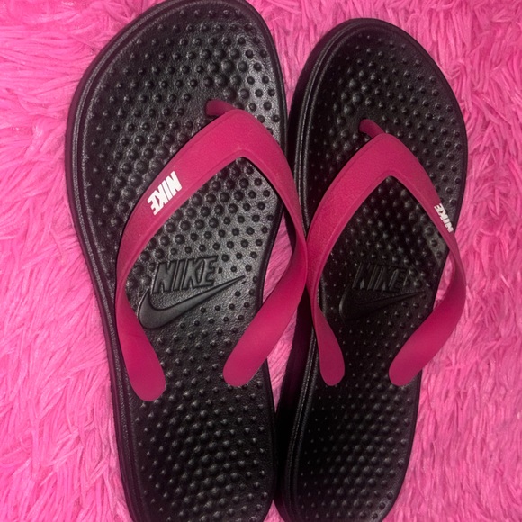 Nike Black and Magenta Solay Thong - Picture 6 of 6